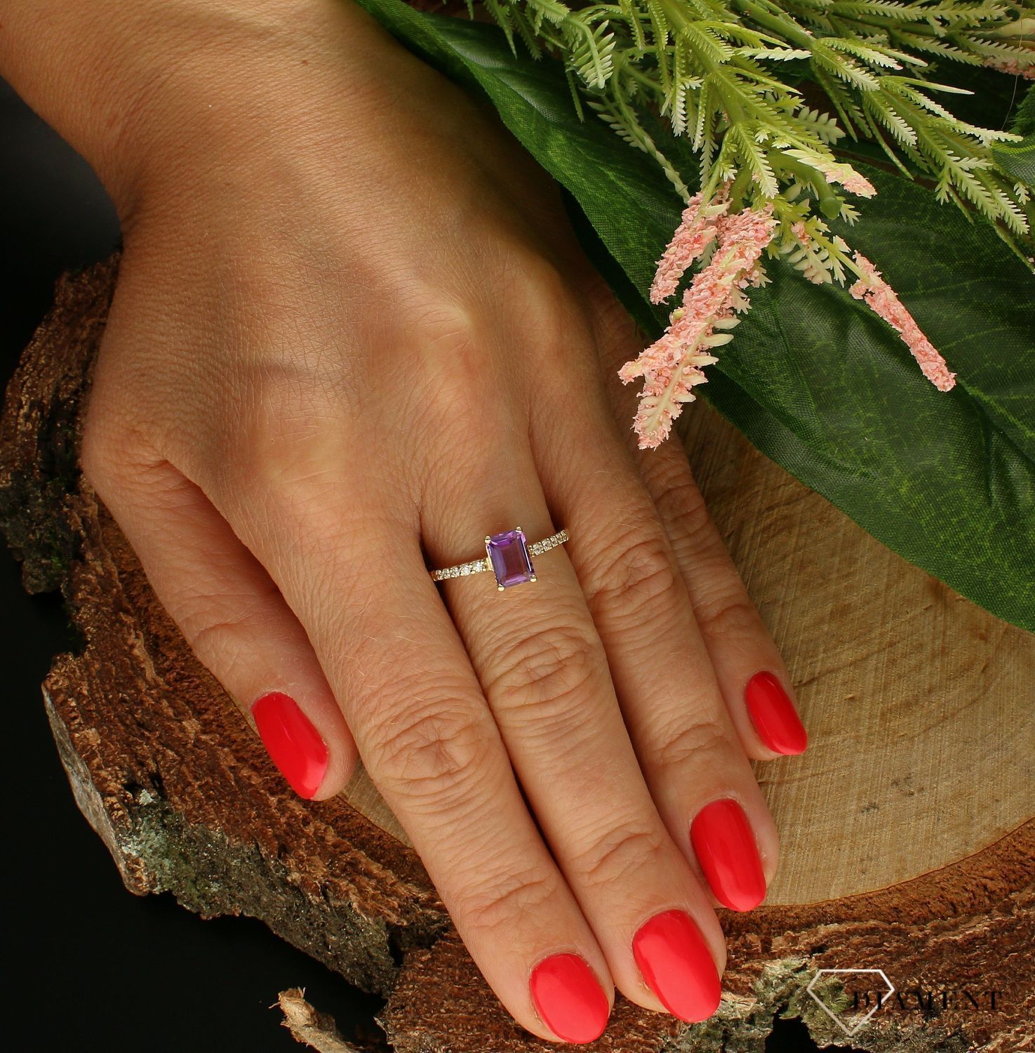 Złoty pierścionek 585 z ametystem PI 5381. Pierścionek został wykonany z najwyższej jakości złota próby 333. Waga pierścionka wynosi około 1,90 gram. Pierścionek został ozdobiony kamieniami naturalnymi o modnym ułożeniu (1).jpg